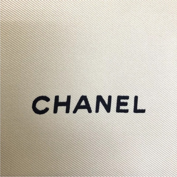 ✨🛍️ Chanel Ivory CC Logo Silk Scarf - Picture 7 of 7